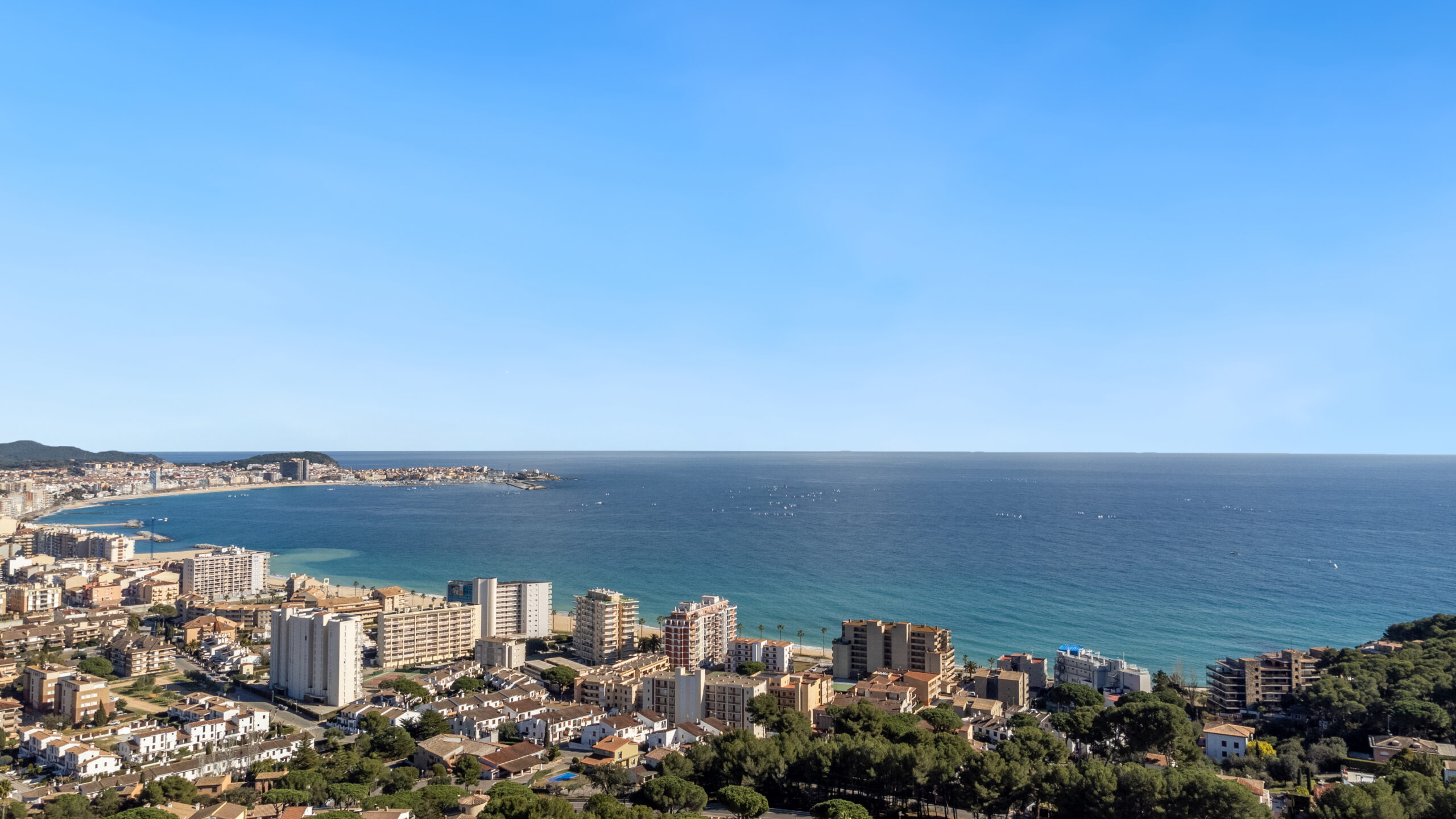 Vista aèria de la costa amb platja i edificis davant del mar