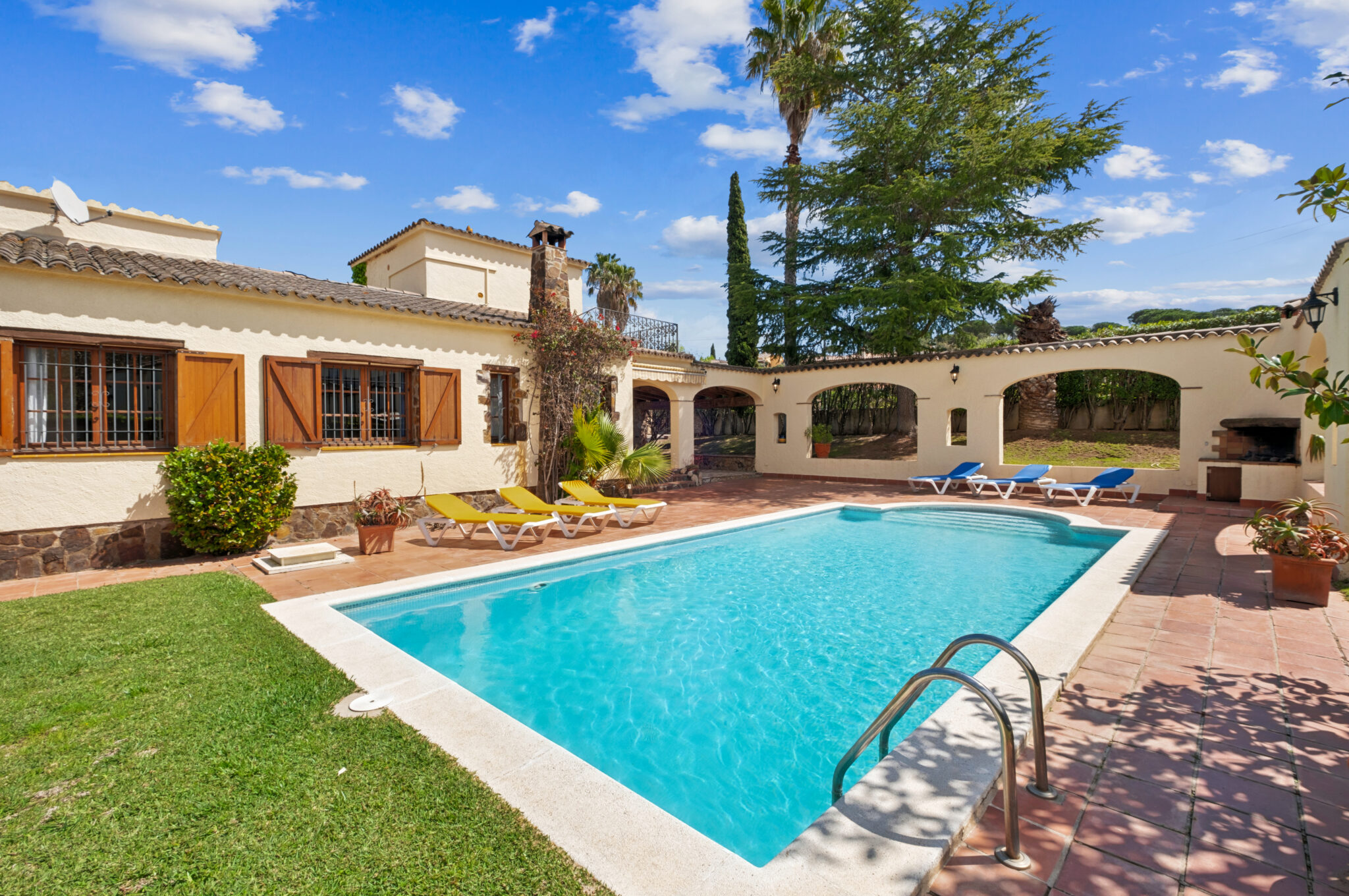 Casa amb piscina i espai exterior amb gandules