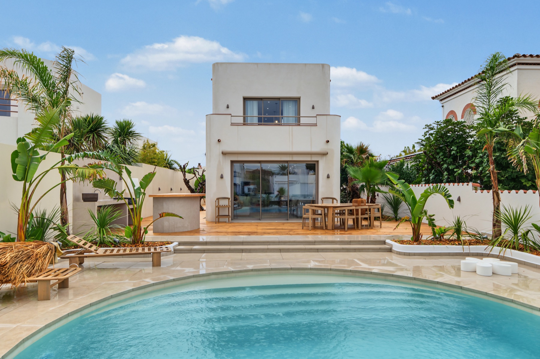 Casa contemporània amb jardí tropical i piscina